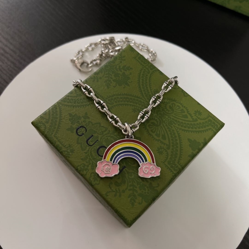 G*u*i necklaces